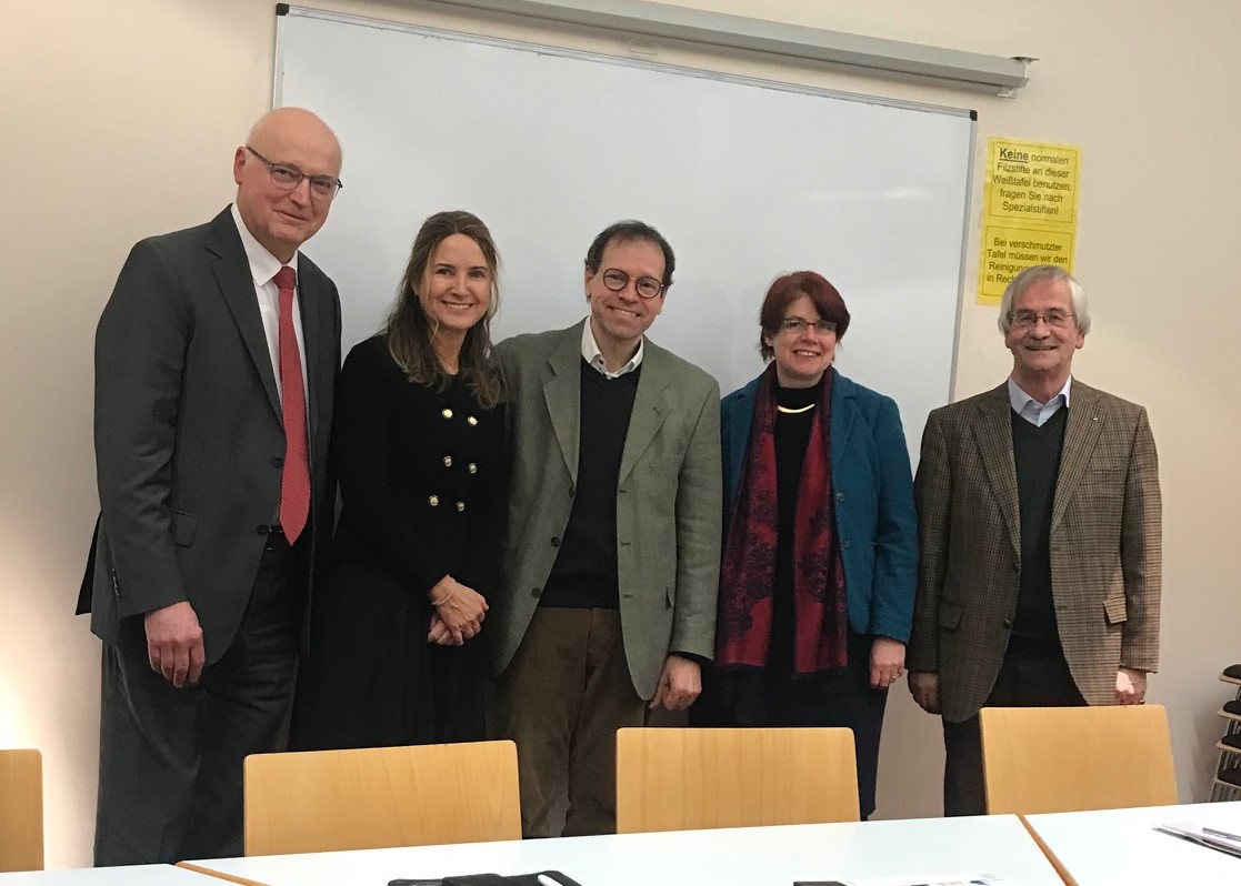 Unser Bild zeigt von links: den Vorsitzenden des EAK in der Region Hannover, Kurt
Mller, die Bundestagskandidatin fr den Wahlkreis Hannover-Nord, Michaela Menschel,
Pastor Christian Meiner und die stellvertretenden EAK-Vorsitzenden Dr. Katja Sommer
