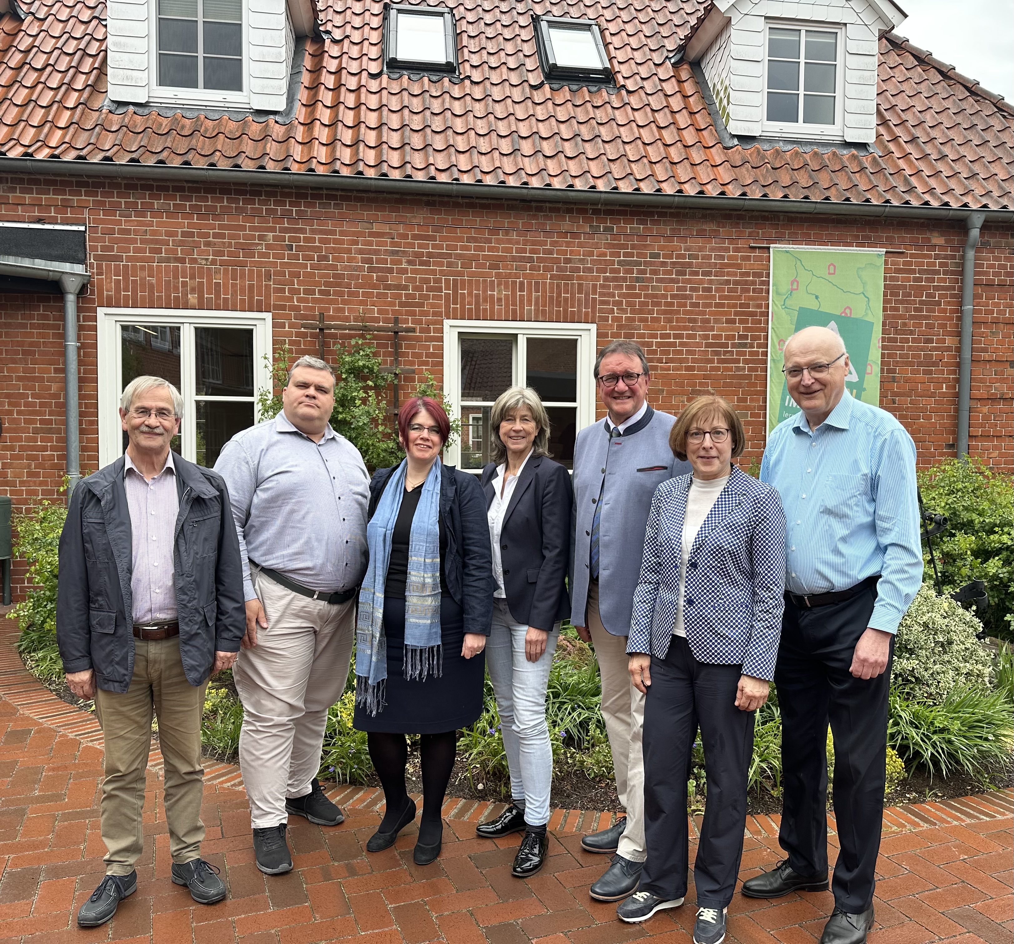 Unser Foto zeigt Vorstandsmitglieder des EAK in der Region Hannover mit Altbischof Prof. Dr. Martin Hein (5. von links).
